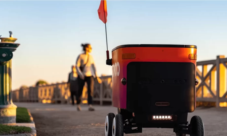 Web platform development for robotic food delivery